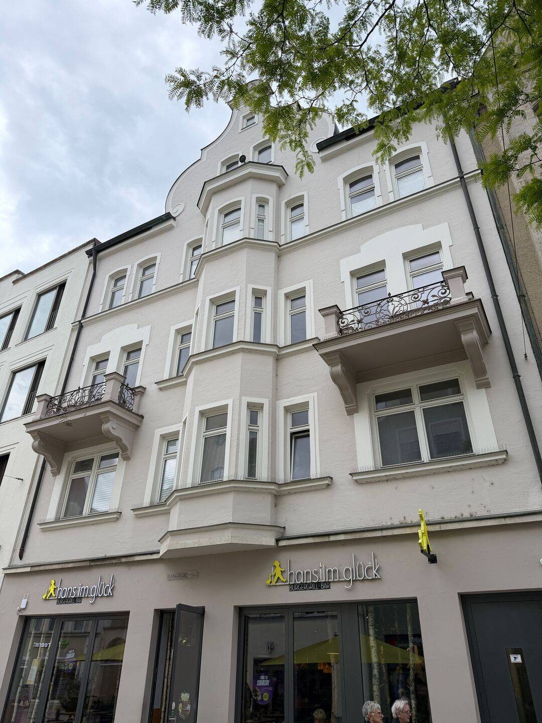 Altbauwohnung - Balkone zur Ludwigstraße, Schneckendusche, Stuck, Fischgrätparkett und EBK – Ingolstadt – Vorschaubild 2