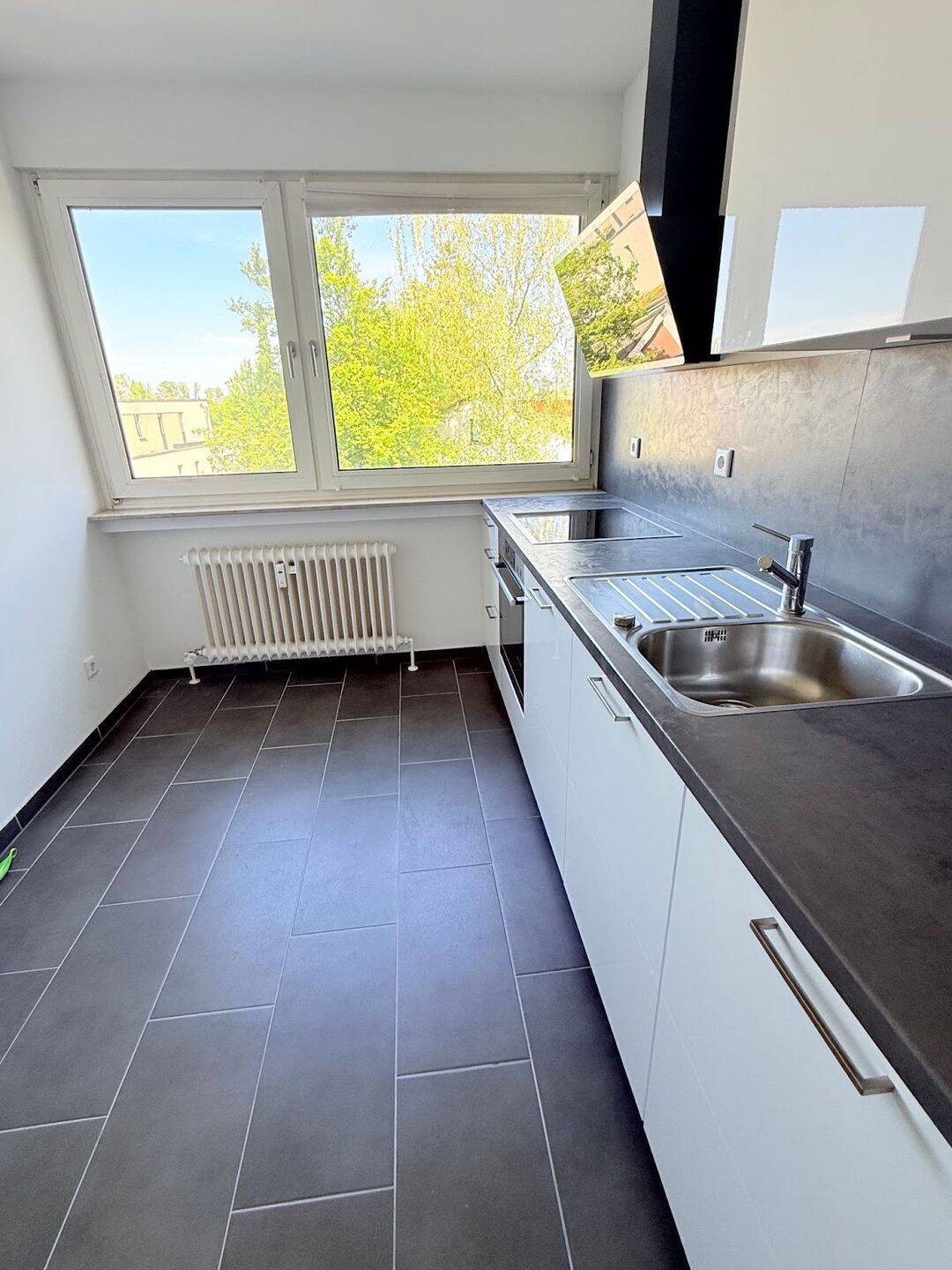 Lichtdurchflutete 3-Zimmer-Wohnung mit Balkon und Einbauküche – München – Vorschaubild 8