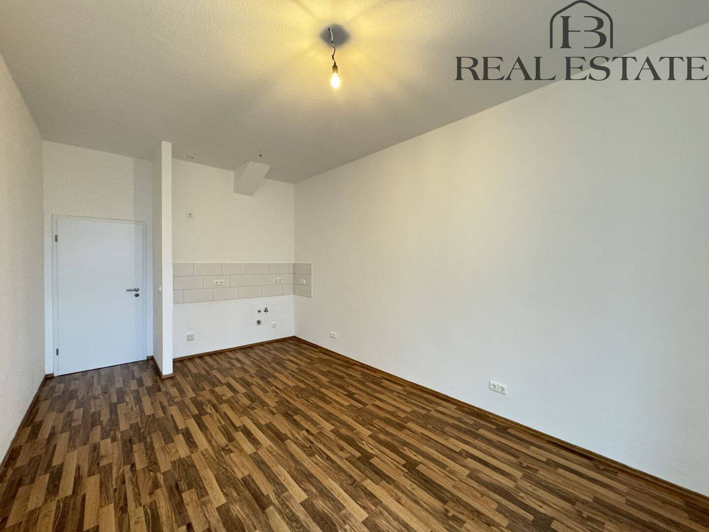 Traumhafte 2-Zimmer-Wohnung mit Balkon & saniertem Bad im begehrten Stadtfeld – Magdeburg – Bild 1 von 9