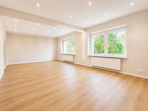 Neubau im Altbau - Kernsanierte 2-Zimmer-Wohnung mit Balkon und offenem Wohnbereich – 40476 Düsseldorf – Vorschaubild 2