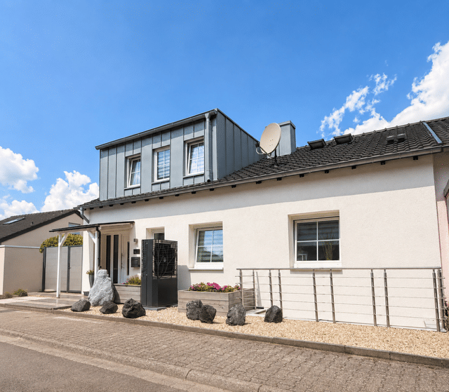 Wohnen auf höchstem Niveau - Einfamilienhaus mit Einliegerwohnung, Pool und Fernsicht in Waldrandlage