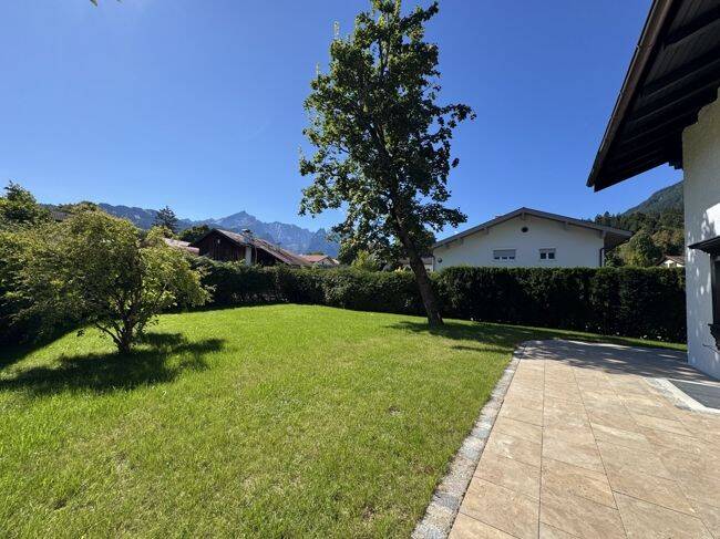 Garmisch-Partenkirchen - stilvolles Landhaus mit Bergblick und Garage