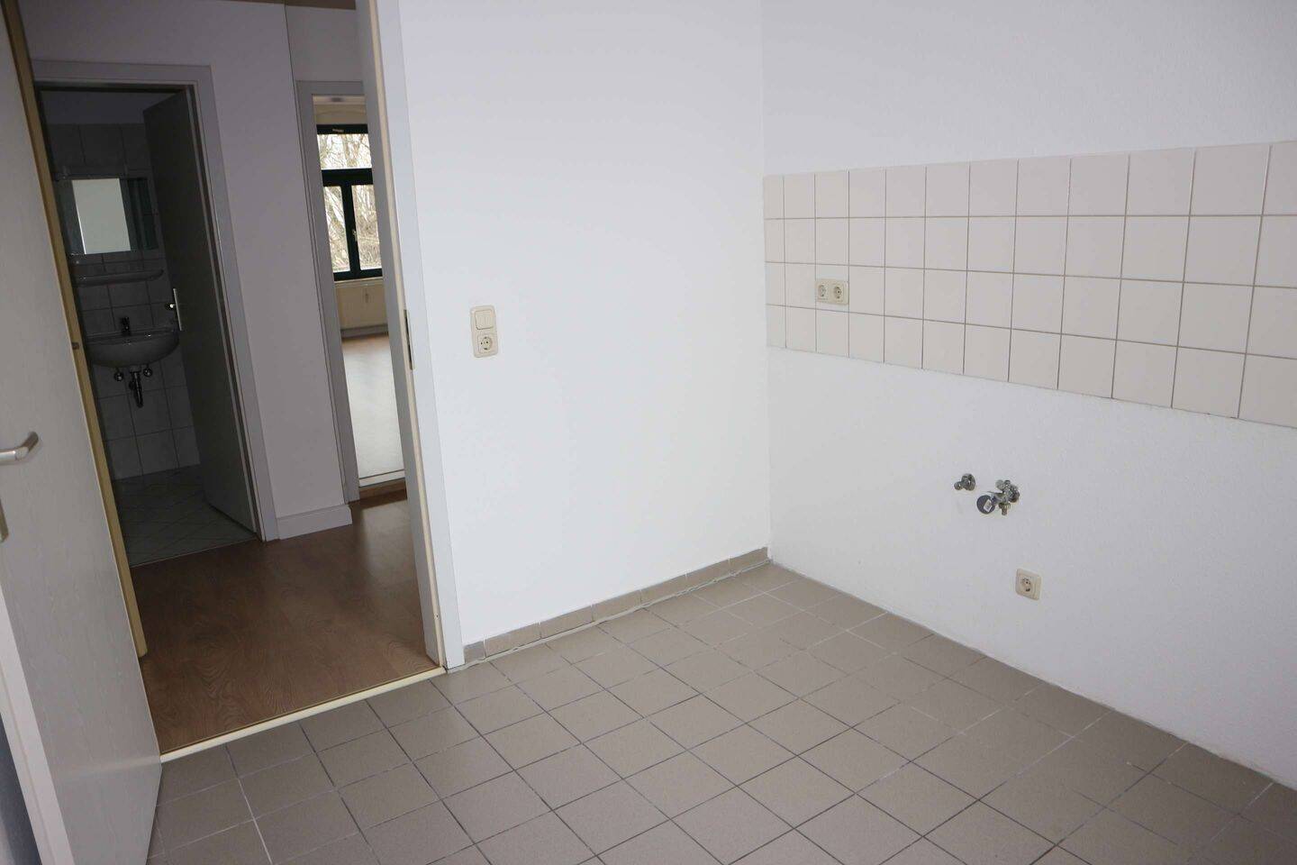 WG-geeignet - modernes Laminat - Bad mit Dusche - frei ab 1.11.25 – Chemnitz – Vorschaubild 8