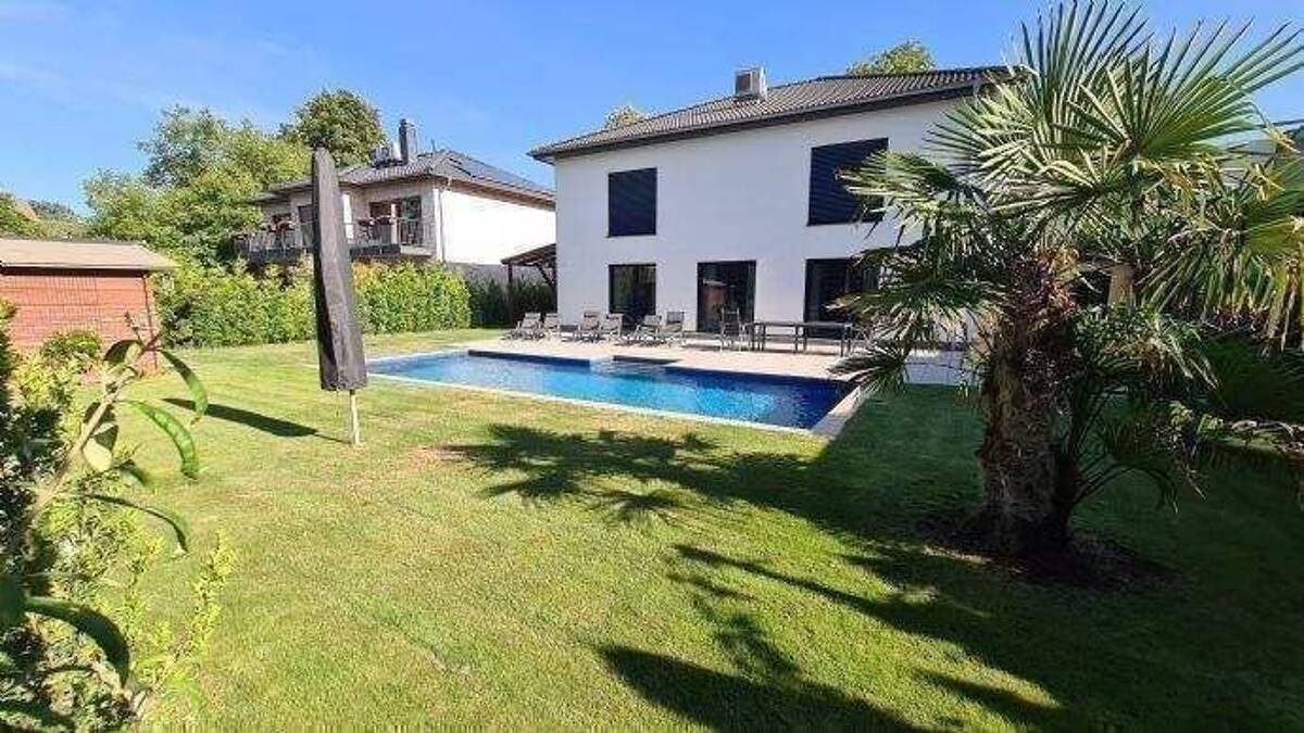 Provisionsfrei, Möblierte, moderne Stadtvilla mit Pool in ruhiger Lage mit Garage mitten in Köpenick – 12557 Berlin – Bild 1 von 9