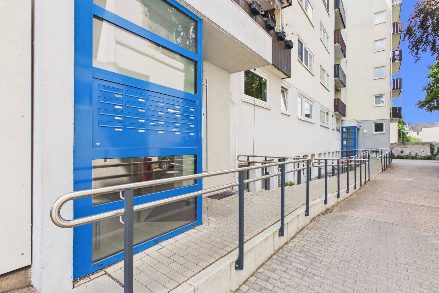 Wohnung mit 3 Zimmern in Trier-Kaiserstraße. Die Wohnung hat 2 Balkone - TEXT IN LEICHTER SPRACHE – Trier – Vorschaubild 2