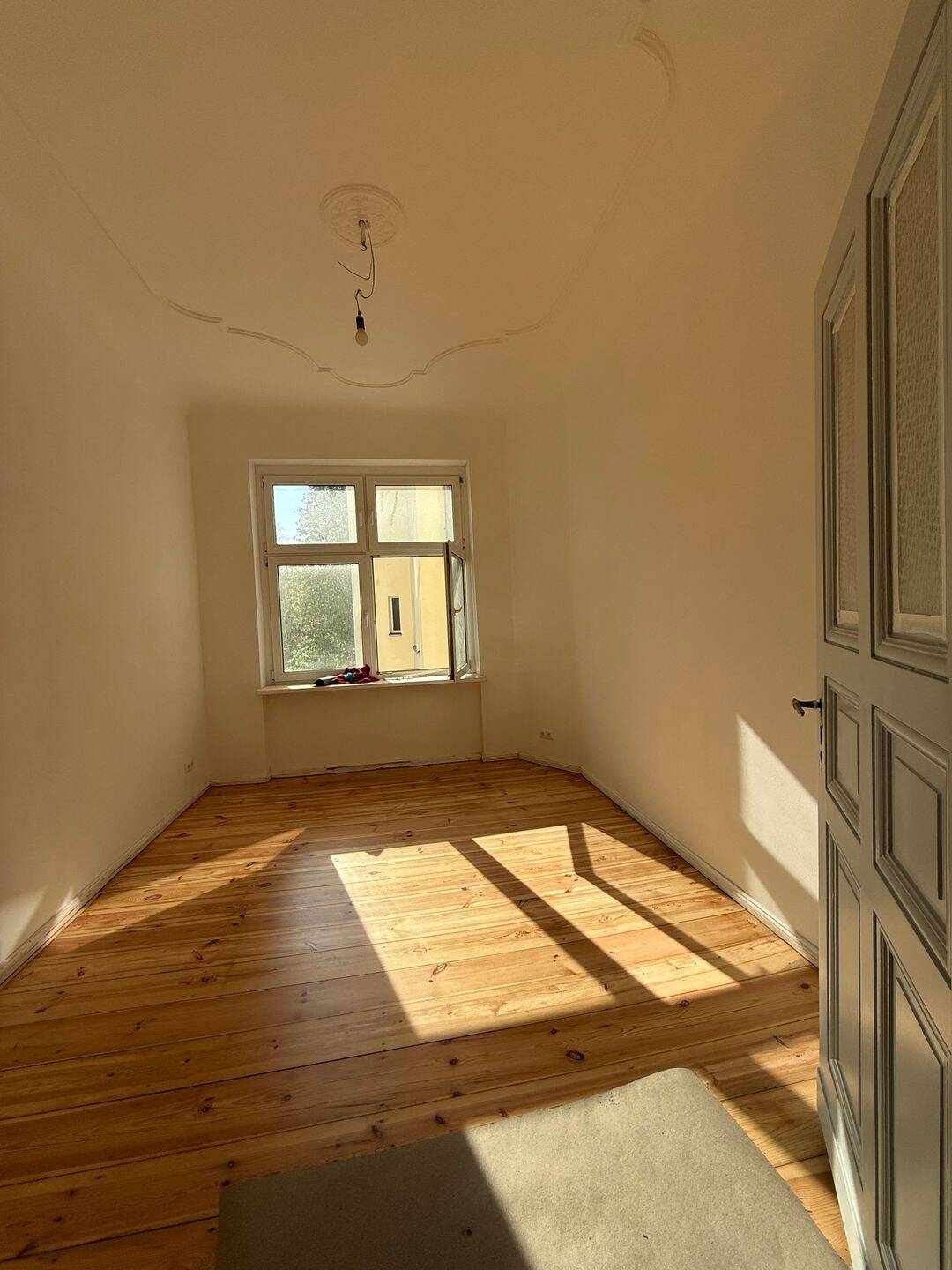 SANIERTE ALTBAUWOHNUNG PARKETT STUCK 2xBADEZIMMER HELL BALKON – Berlin – Vorschaubild 4