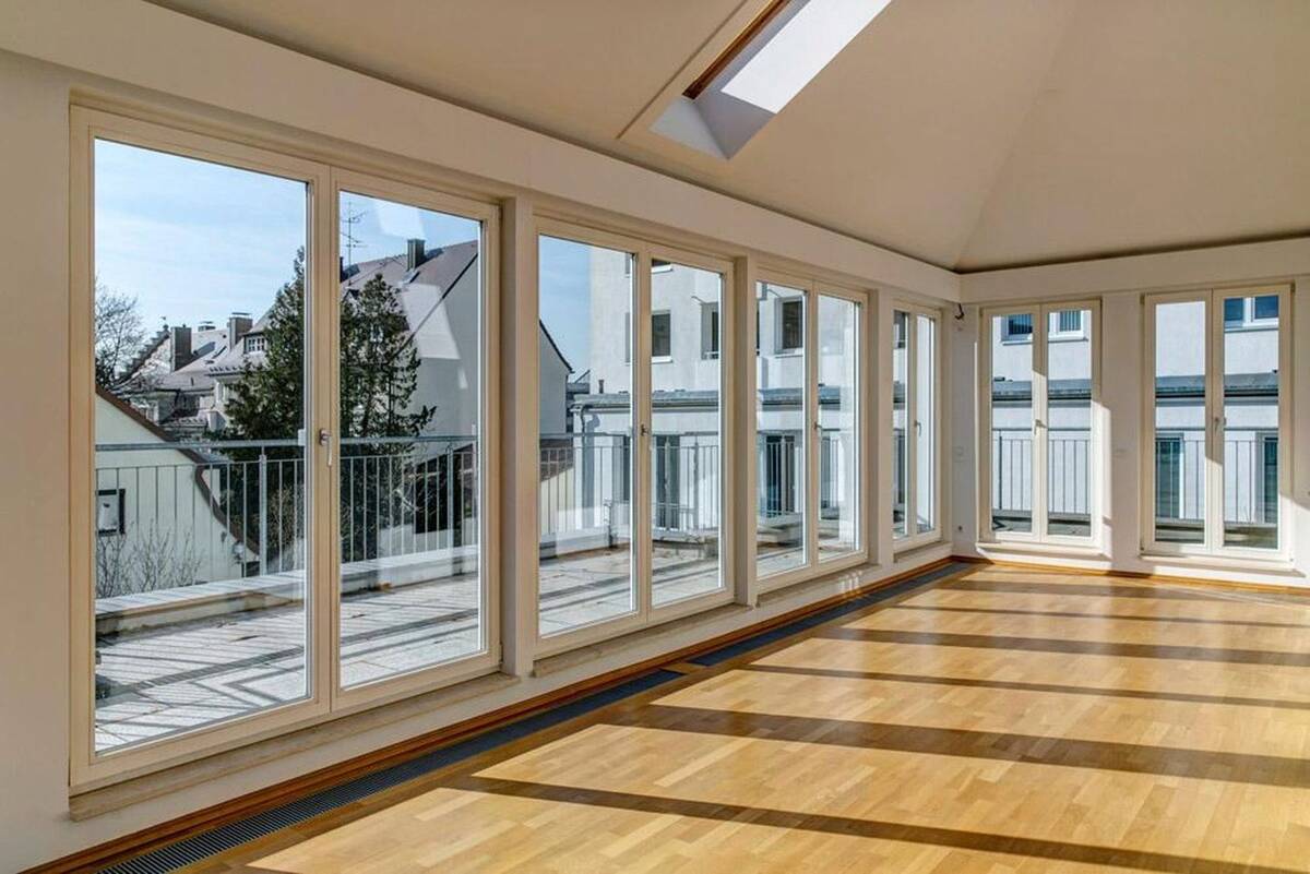 Lichtdurchflutete Penthouse-Wohnung mit Dachterrasse unweit der Münchener City – 81377 München – Bild 1 von 9
