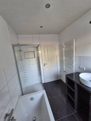 Helle 3-Zimmer-Wohnung mit 30m² Wintergarten, Kachelofen, großem Garten, Garage und Werkstattraum in Schwanstetten – 90596 Schwanstetten – Vorschaubild 8