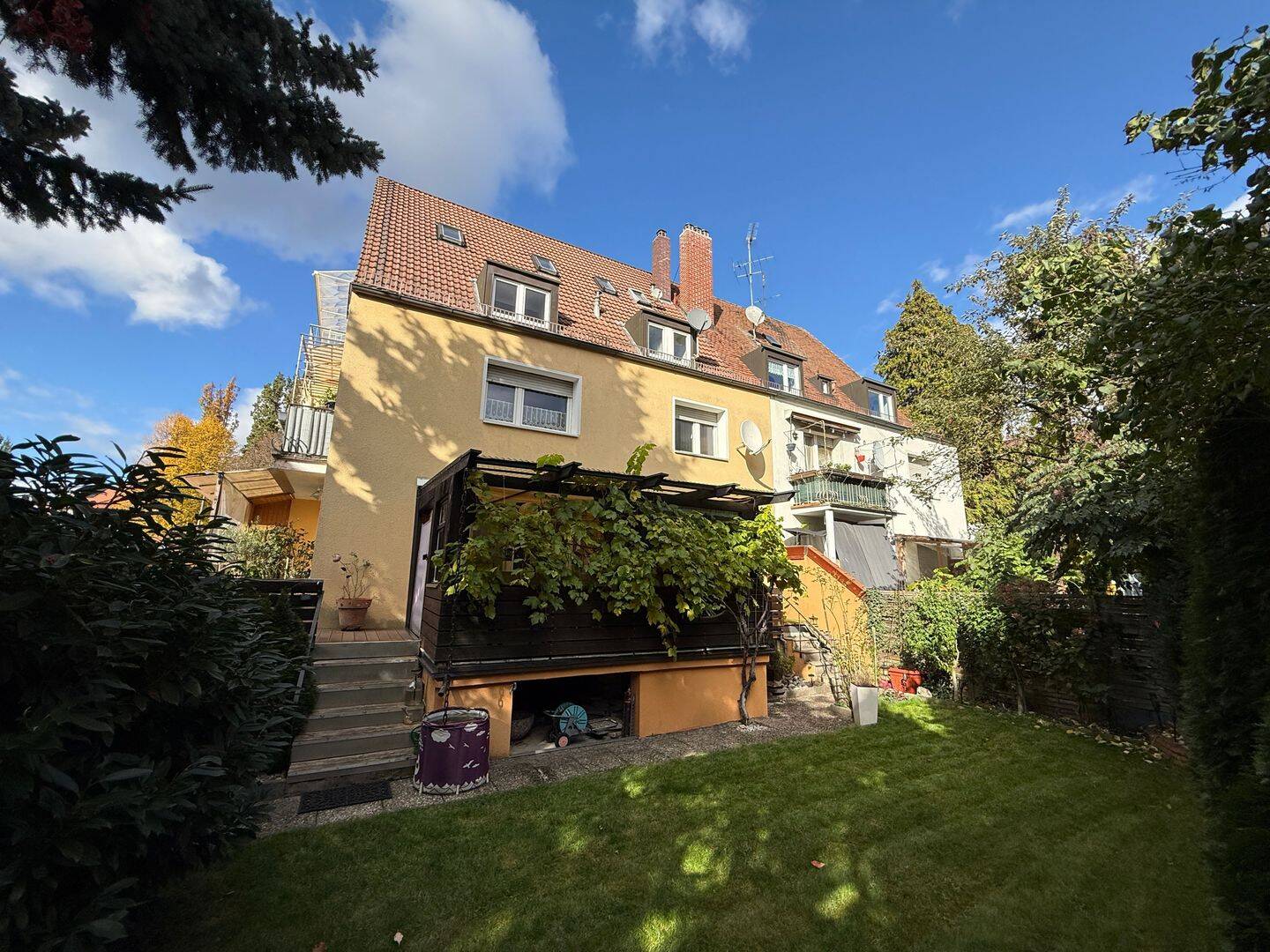 Stattlich Wohnen in Nürnberg: Wohnhaus mit Garagen und überdachter Pergola - teilweise vermietet
