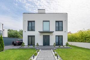 Neuwertiges Familiendomizil mit 9 Zimmern und Garten im Villenpark Potsdam-Groß Glienicke