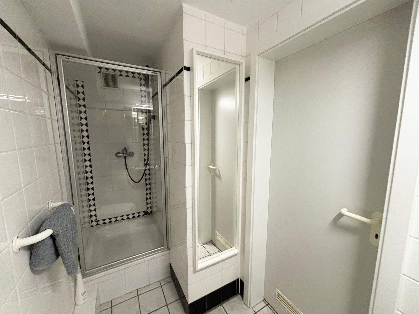Erstbezug: Frisch renoviertes, voll möbliertes Souterrain-Apartment – Hamm – Vorschaubild 5