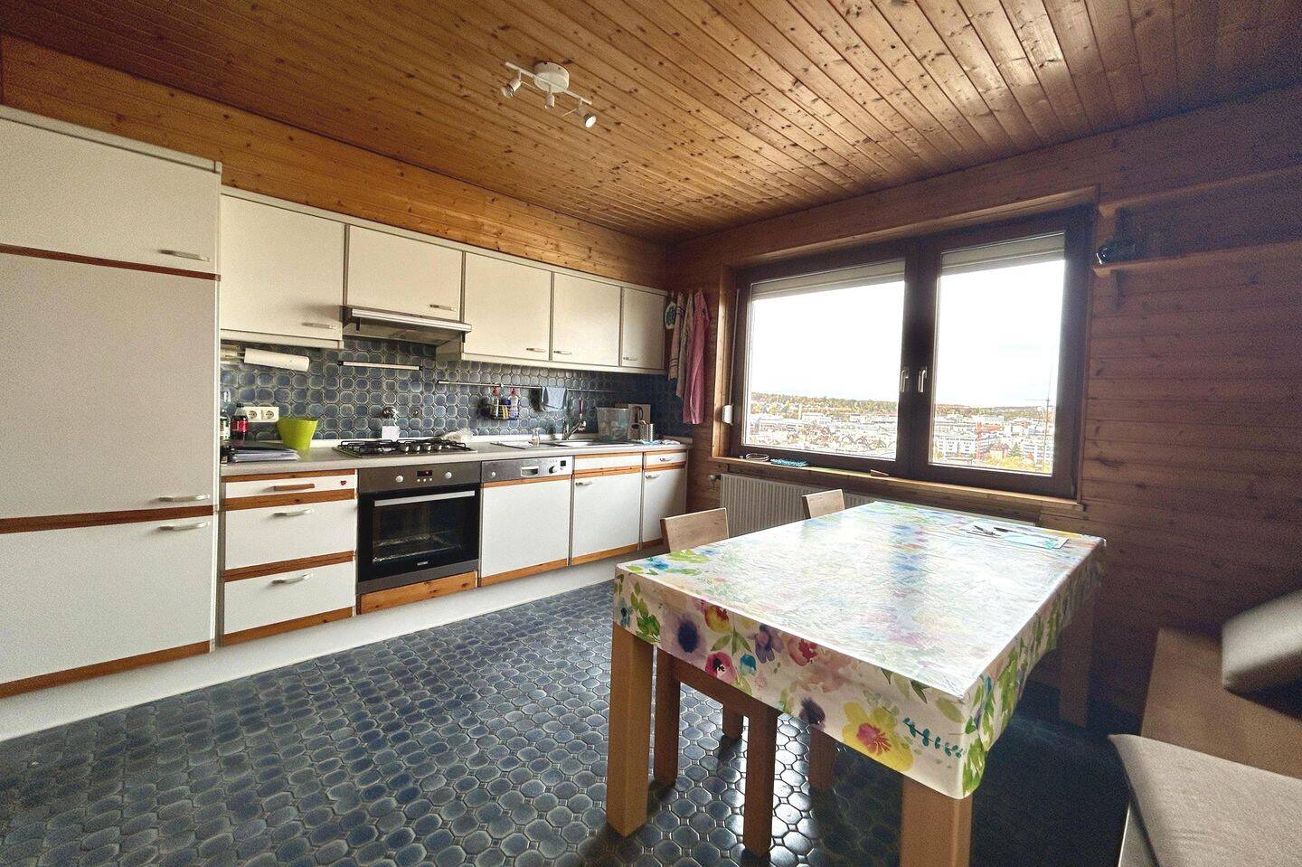 Wohnen mit Aussicht! Helle 3 ½-Zi-Whg., frei, mod. TL-Bad, 1. OG, Parkett, EBK, Garage – Stuttgart – Vorschaubild 3