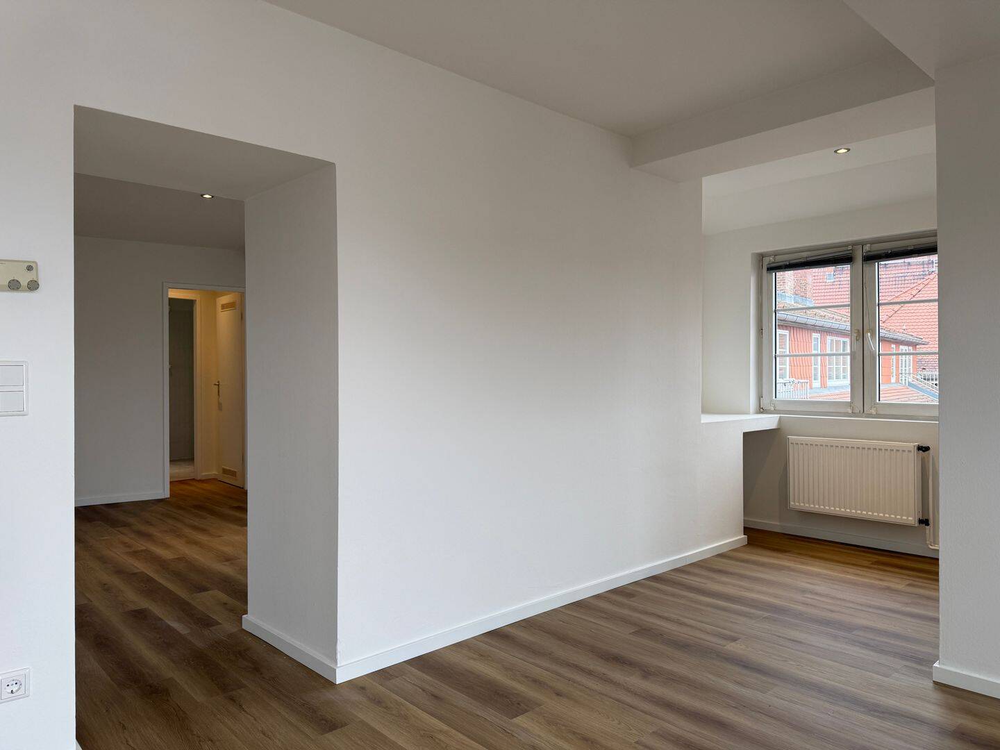 Bezugsfreie, großzügige 1-Zimmer-Altbauwohnung im Dachgeschoss mit schönem Balkon und Wohnküche! – Berlin – Vorschaubild 7