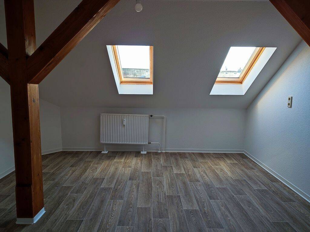 Schnuckelige Dachgeschosswohnung mit Badewanne – Chemnitz – Vorschaubild 2