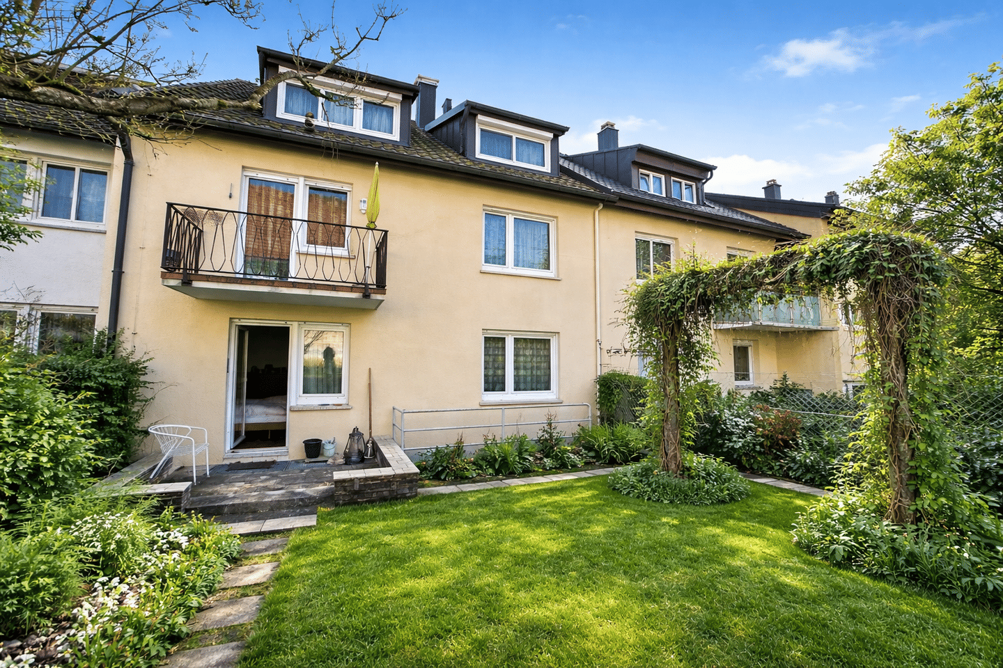 Teilrenoviertes 2-3 Familienhaus mit 2 Balkonen, Terrasse und Garten in bevorzugter Lage