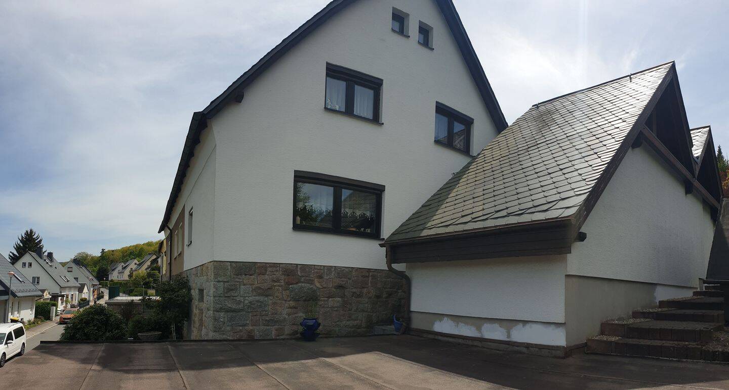Ein Schmuckstück in bester gehobener Wohnlage: Kamin, Innenpool, Doppelgarage, 5 Räume, großer Garten, Gästehaus mit Küche und Bad – Aue – Vorschaubild 3