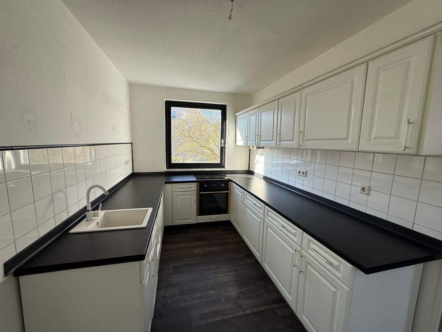 Große und lichtdurchflutete 4-Raum-Maisonette-Wohnung mit Tageslichtbad und EBK