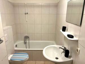 Großzügige 1-Zimmer-Dachgeschoss-Wohnung Saniert mit Aufzug und Stellplatz – 24103 Kiel – Vorschaubild 8