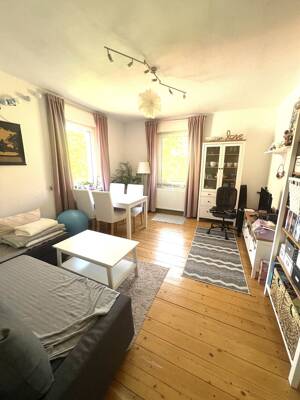 Helle 2 Zimmer Altbauwohnung im schönen unteren Frauenland