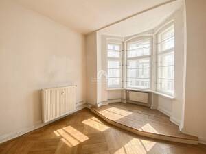 ALTBAULIEBHABER AUFGEPASST! HELLE UND KLASSISCH SCHÖNE ALTBAUWOHNUNG MIT POTENZIAL! PROVISIONSFREI!