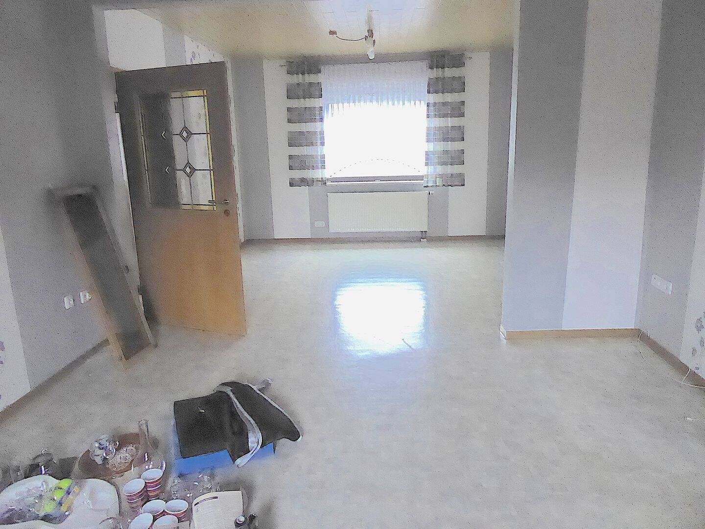 Saniertes Zweifamilienhaus mit Garten und Garage – Oberahr – Bild 1 von 9