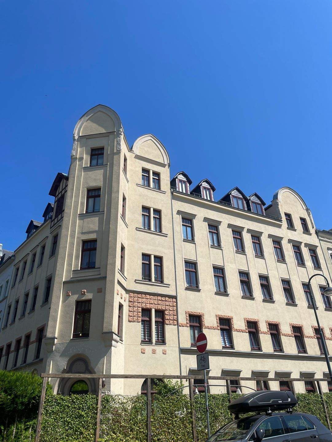 hübsche 2-Raum DG-Wohnung mit Balkon in ruhiger Lage – Chemnitz – Bild 1 von 9