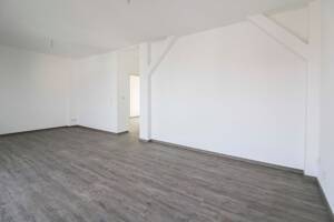 Sofort bezugsfrei: Frisch renovierte Dachgeschosswohnung (ohne Aufzug) im Altbau mit großem Balkon – 13189 Berlin – Vorschaubild 3