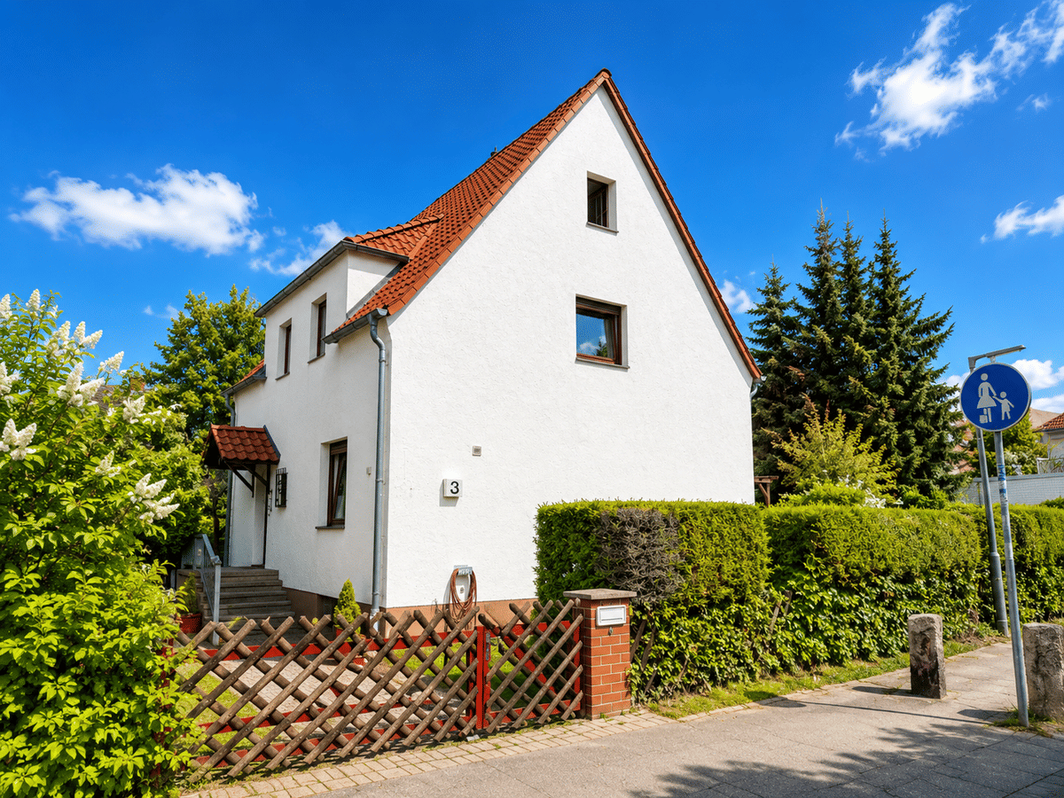 EFH mit schönem Garten, Vollkeller, Dachboden und viel Potenzial in begehrter Lage – 12249 Berlin – Bild 1 von 9