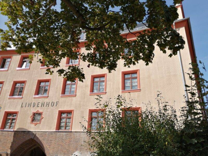 Denkmalgeschützte Altbauwohnung mit Fußbodenheizung und Parkett !