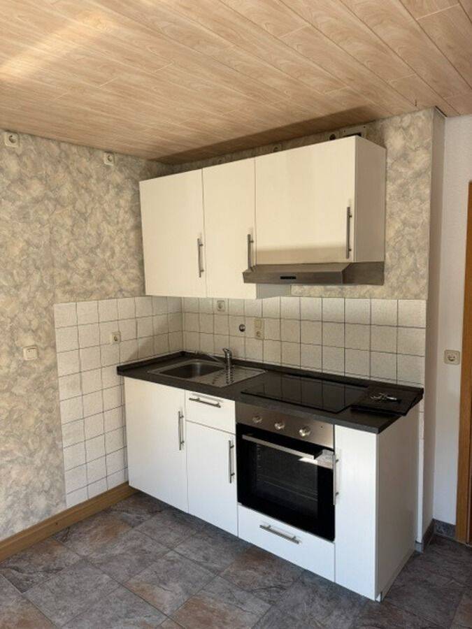 Schöne 2 Zi.-Wohnung mit Gäste-WC und EBK im Bad Kissinger Stadtteil Arnshausen zu vermieten.