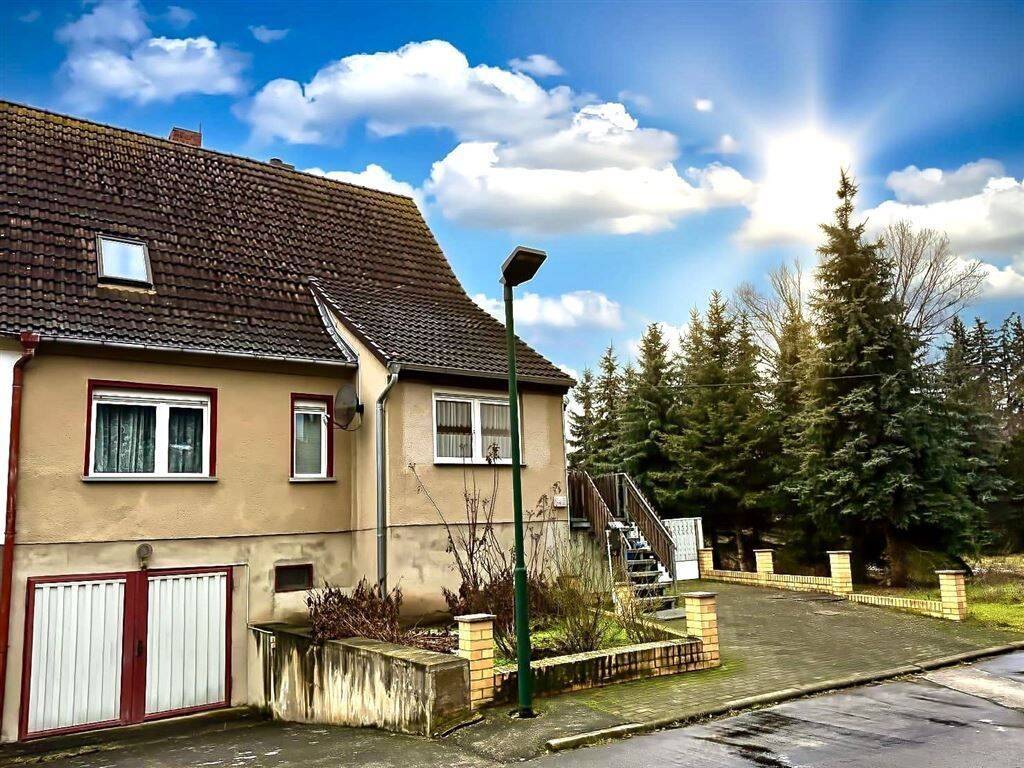 DHH mit Keller und Brunnen in idyllischer, dörflicher Lage mit guter Verkehrsanbindung – Nebra (Unstrut) – Bild 1 von 9