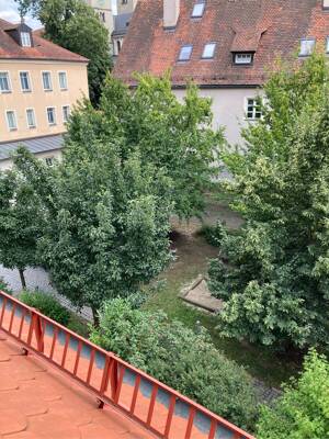 Stilvolle und gemütliche 2 - Zimmer - DG Wohnung mit Einbauküche in saniertem Denkmal am westlichen Altstadtrand – 93047 Regensburg – Vorschaubild 2