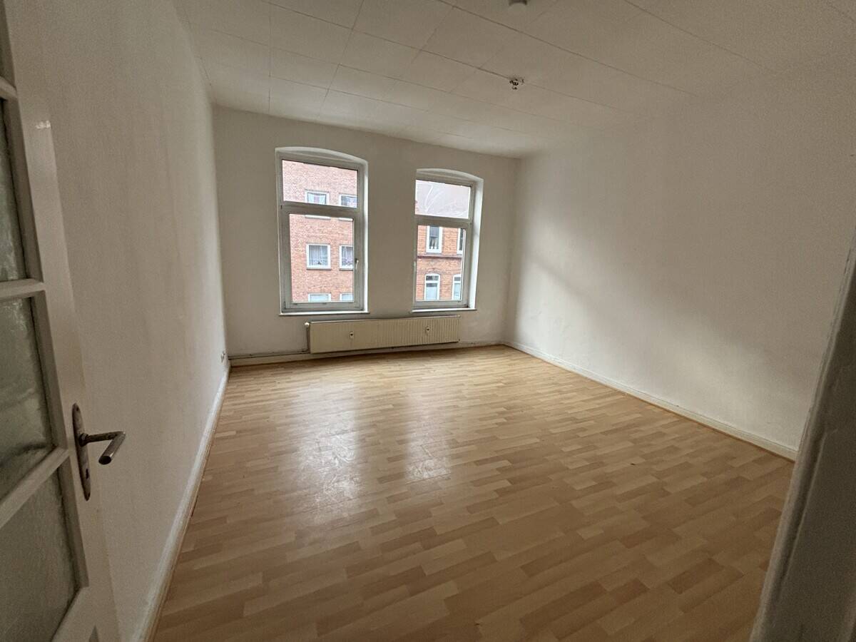 Frei & voller Potenzial: 2-Zimmer-Altbauwohnung aus 1920 im denkmalgeschützten Haus! – Kiel – Vorschaubild 3
