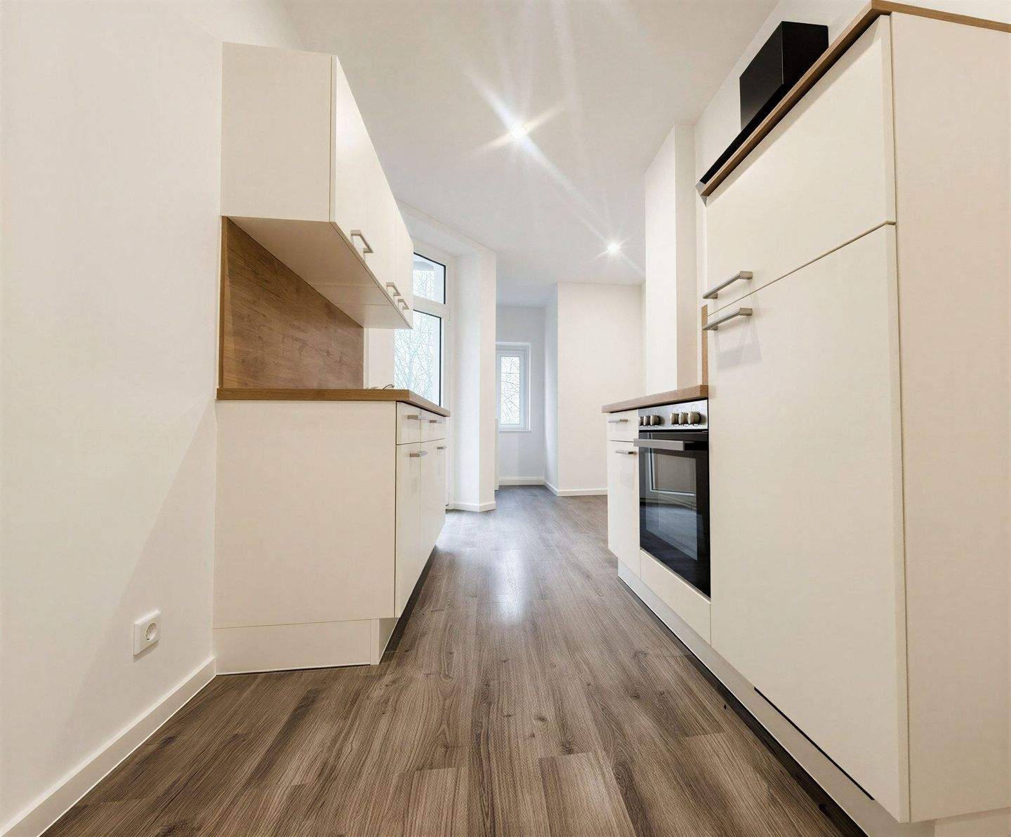 Aus der Gründerzeit! Inklusive Balkon & moderner Einbauküche