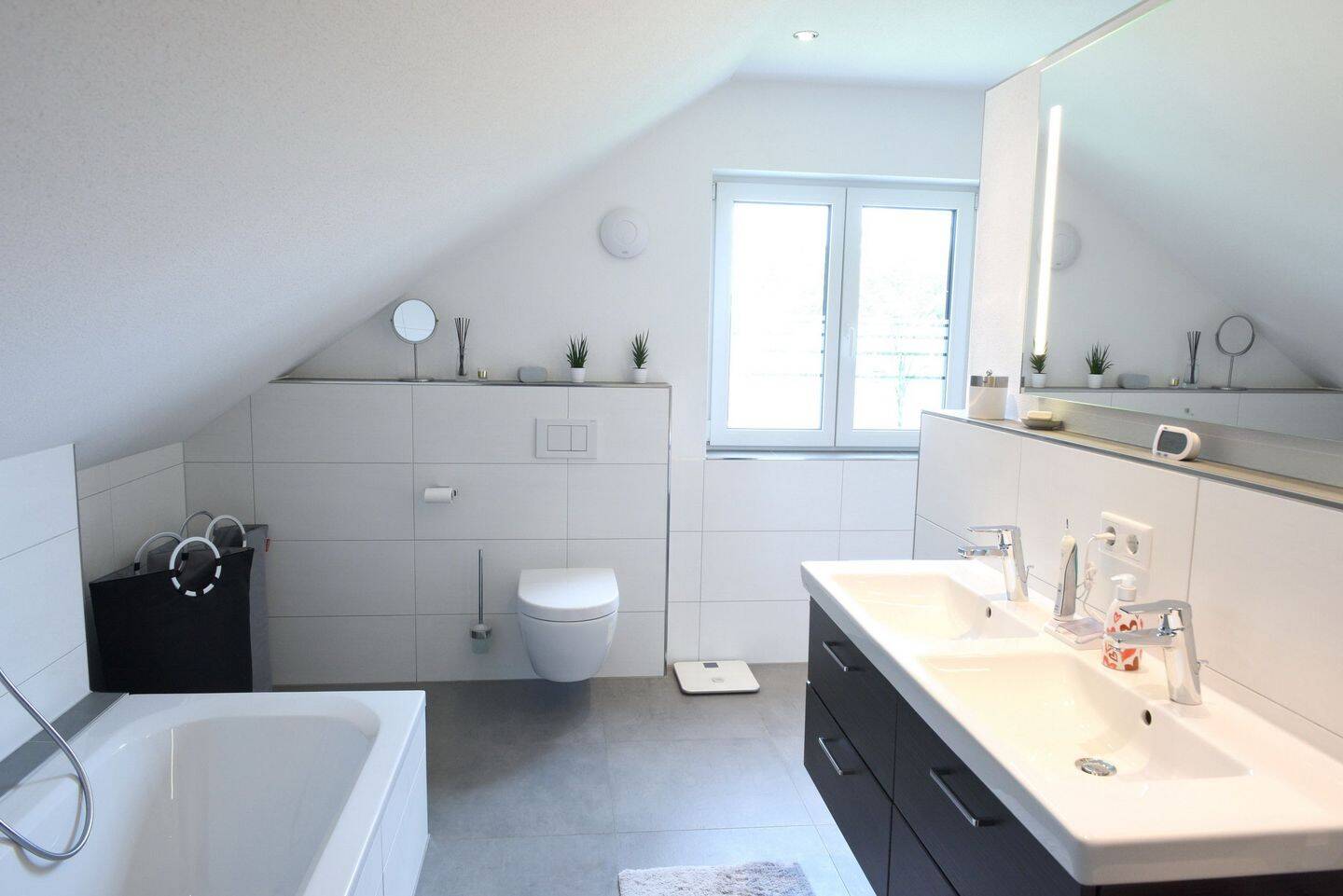 Neuwertige große Dachgeschosswohnung in Toplage mit Südbalkon – 85049 Ingolstadt (Altes Westviertel) – Ingolstadt – Vorschaubild 6