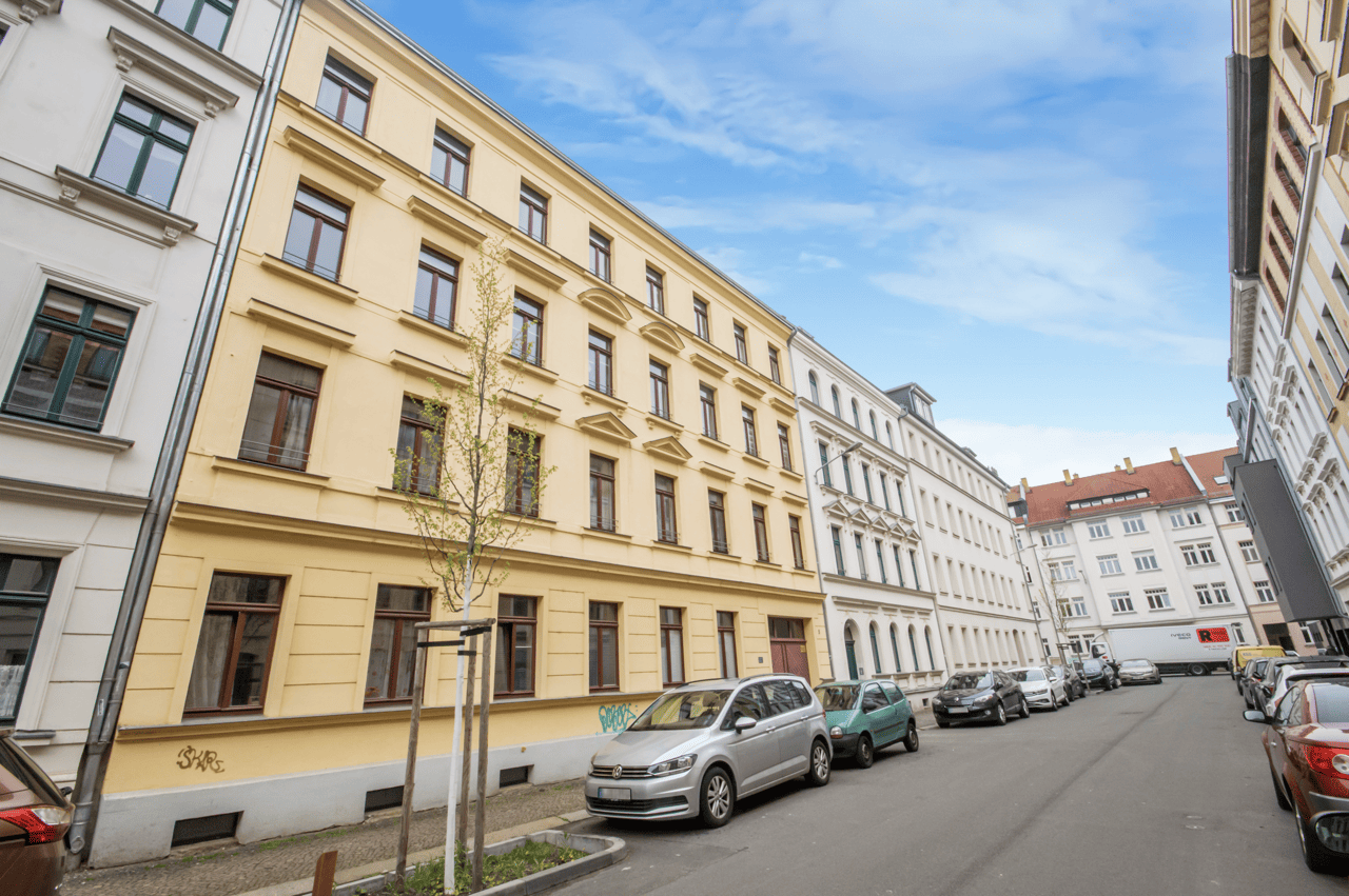 RENDITESTARKE KAPITALANLAGE MIT GARTEN - IM REPRÄSENTATIVEN, BEREITS SANIERTEN ALTBAU IN EUTRITZSCH