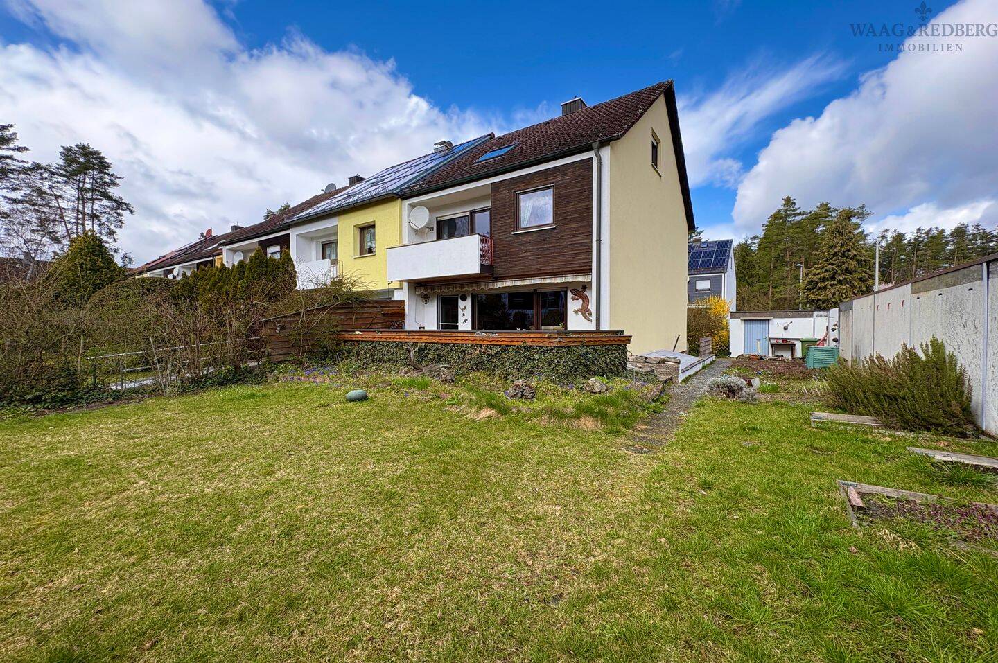 Riesen Garten! Großzügiges Reiheneckhaus mit Balkon & Garage – Erlangen – Bild 1 von 9
