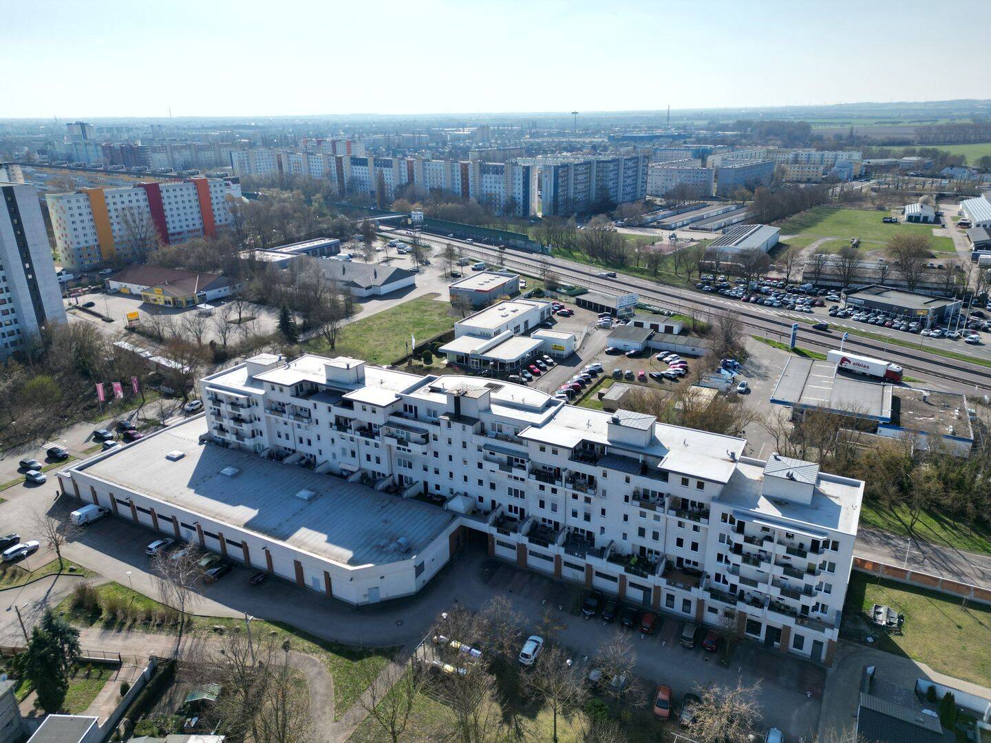 Attraktive Kapitalanlage in Magdeburg Vermietete 4-Zimmer-Maisonette mit Balkon Aufzug & Stellplätzen – Magdeburg – Vorschaubild 4