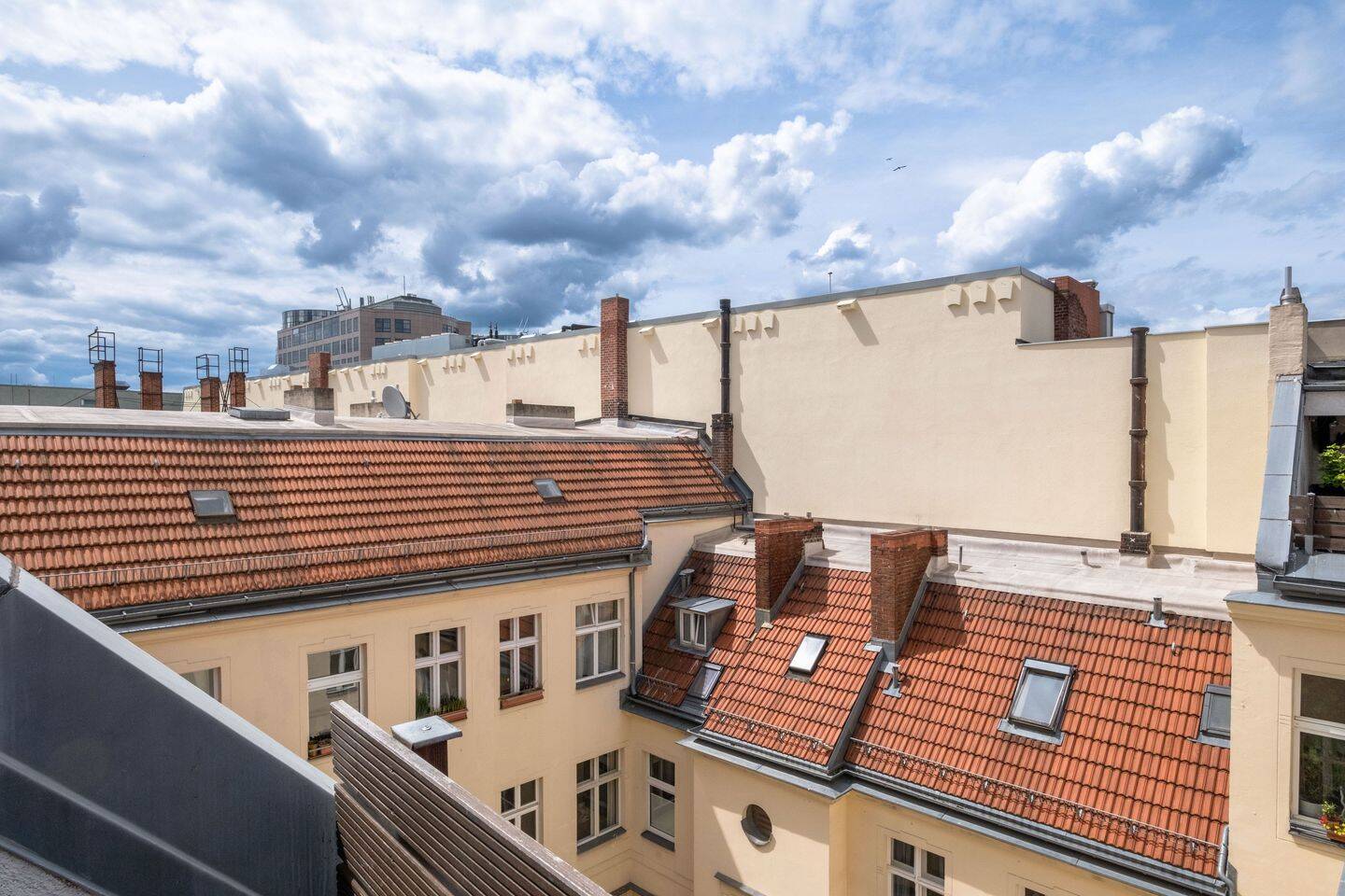 Dachgeschoss-Refugium mit West-Terrasse in imposantem Gründerzeitaltbau – Berlin – Vorschaubild 2