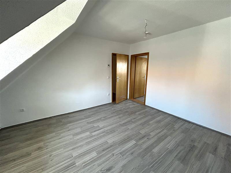 Renovierte 2 Zimmer Dachgeschosswohnung ab sofort! – Bremerhaven – Vorschaubild 2