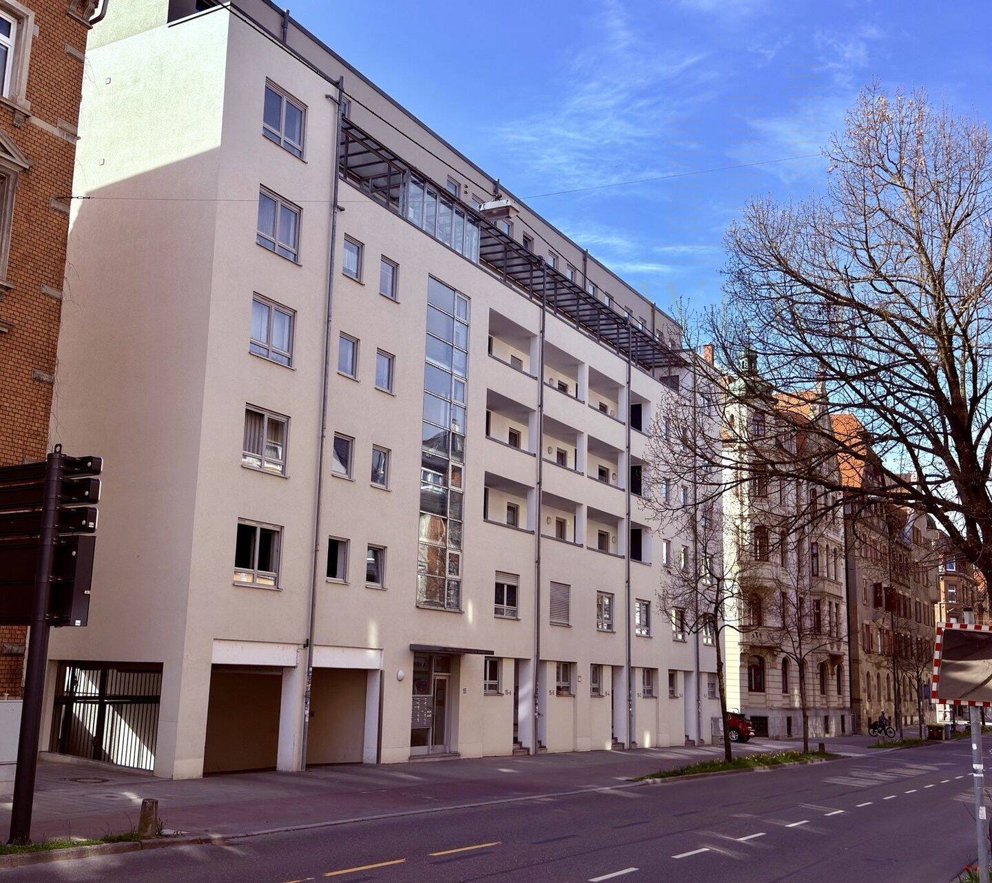 Helle Stadtwohnung mit Loggia, Einbauküche und Aufzug in zentraler Lage