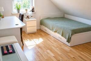 Traumhafter Blick ins Grüne- sehr helle, luftige DG-Wohnung in Waldtrudering – 81827 München – Vorschaubild 5