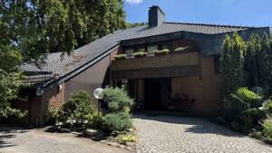 Krefeld - Hüls - großzügiges Einfamilienhaus in guter Wohnlage mit Garage und schön angelegtem Garten