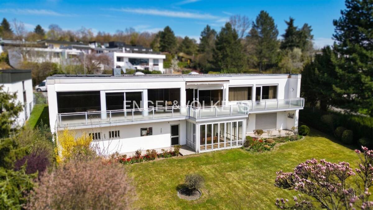 Eleganter Bungalow in Bestlage am Sallerner Berg mit Wellnessoase und beeindruckendem Weitblick über Regensburg – 93057 Regensburg – Bild 1 von 9