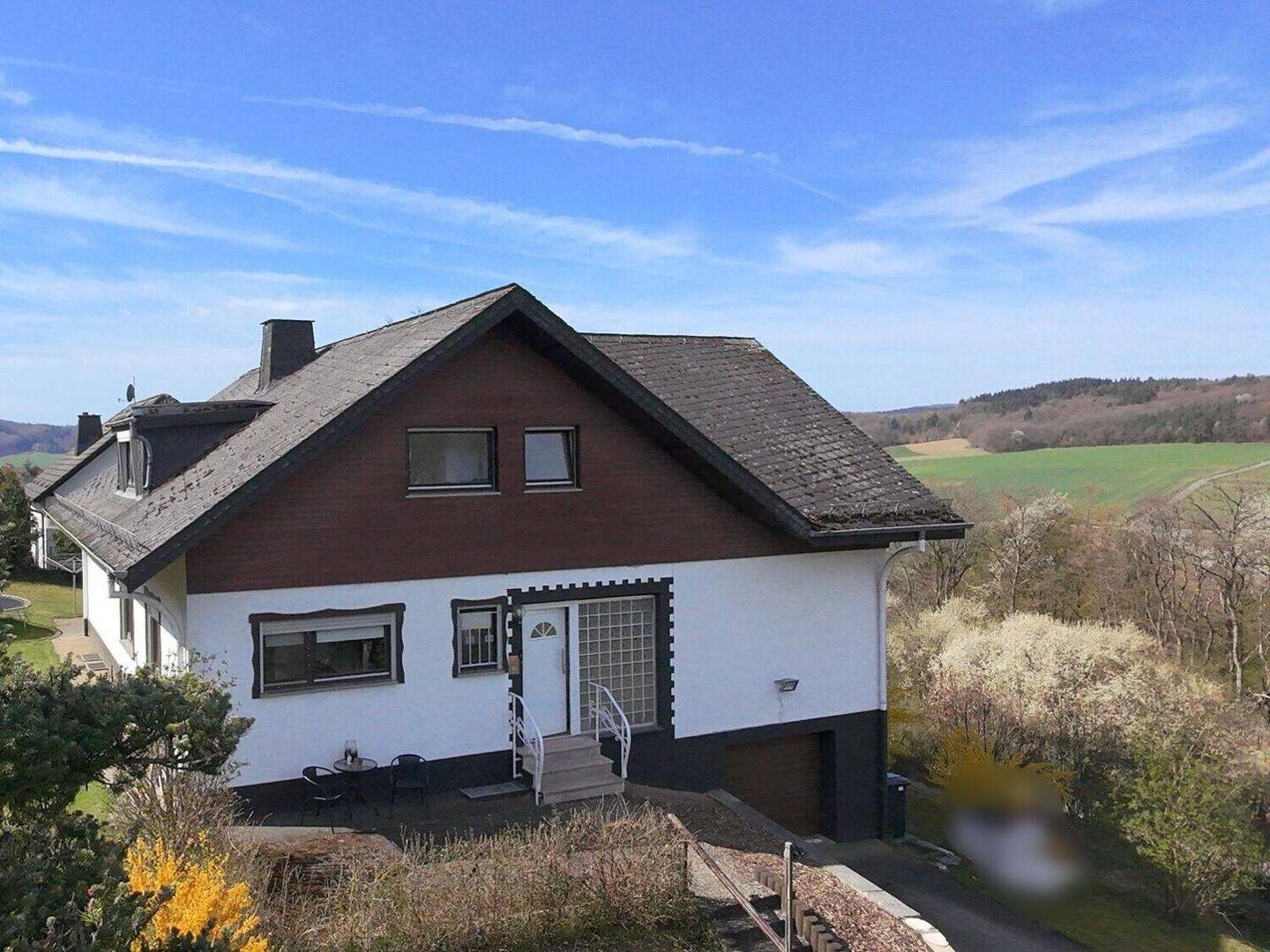 Besonderes Anwesen mit Ausblick, Ruhe & Großzügigkeit! – Gladenbach – Bild 1 von 9
