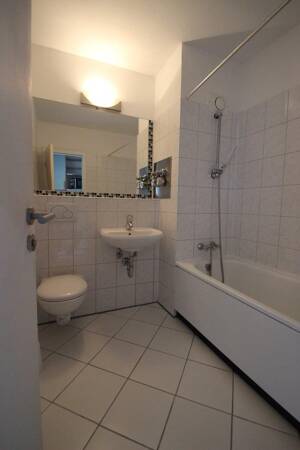 Köln zentral modernisiertes Apartment 2.OG Wannenbad neue Pantryküche Miete 7320 EUR p.a.+ Nebenkosten – 50823 Köln – Vorschaubild 8