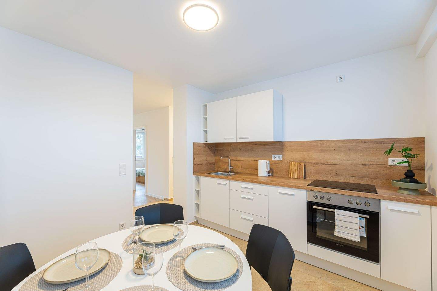 Möblierte, sanierte 2-Zimmer-Wohnung mit separater Küche & Balkon – Nürnberg – Vorschaubild 7