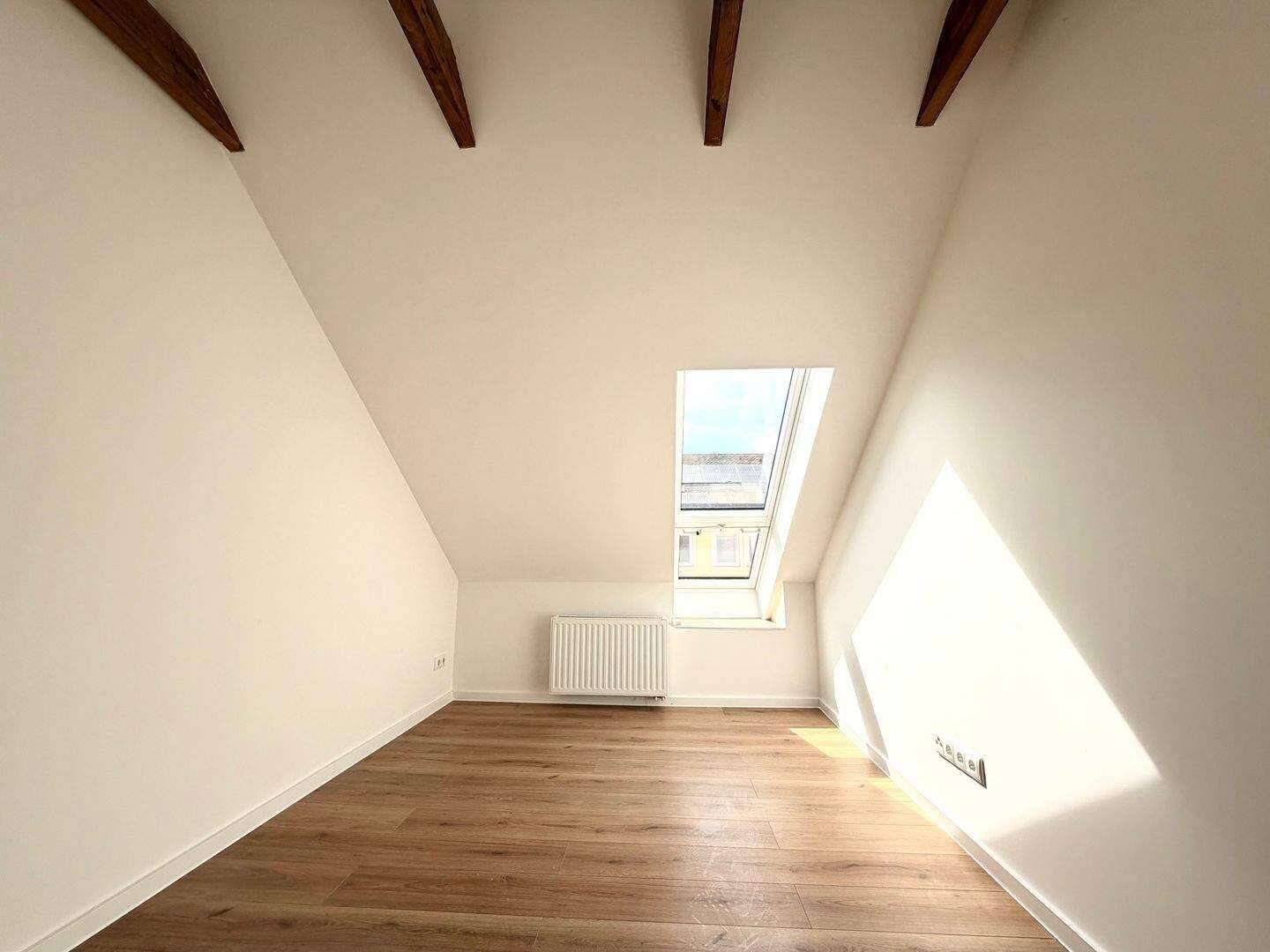kernsaniert & energieeffizient in GoHo – 2 Zimmer DG Apartment mit EBK – Nürnberg – Vorschaubild 2