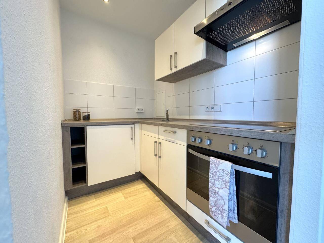 1-Raum-Wohnung mit top Aussicht aus 10. Etage und Einbauküche – Chemnitz – Vorschaubild 2
