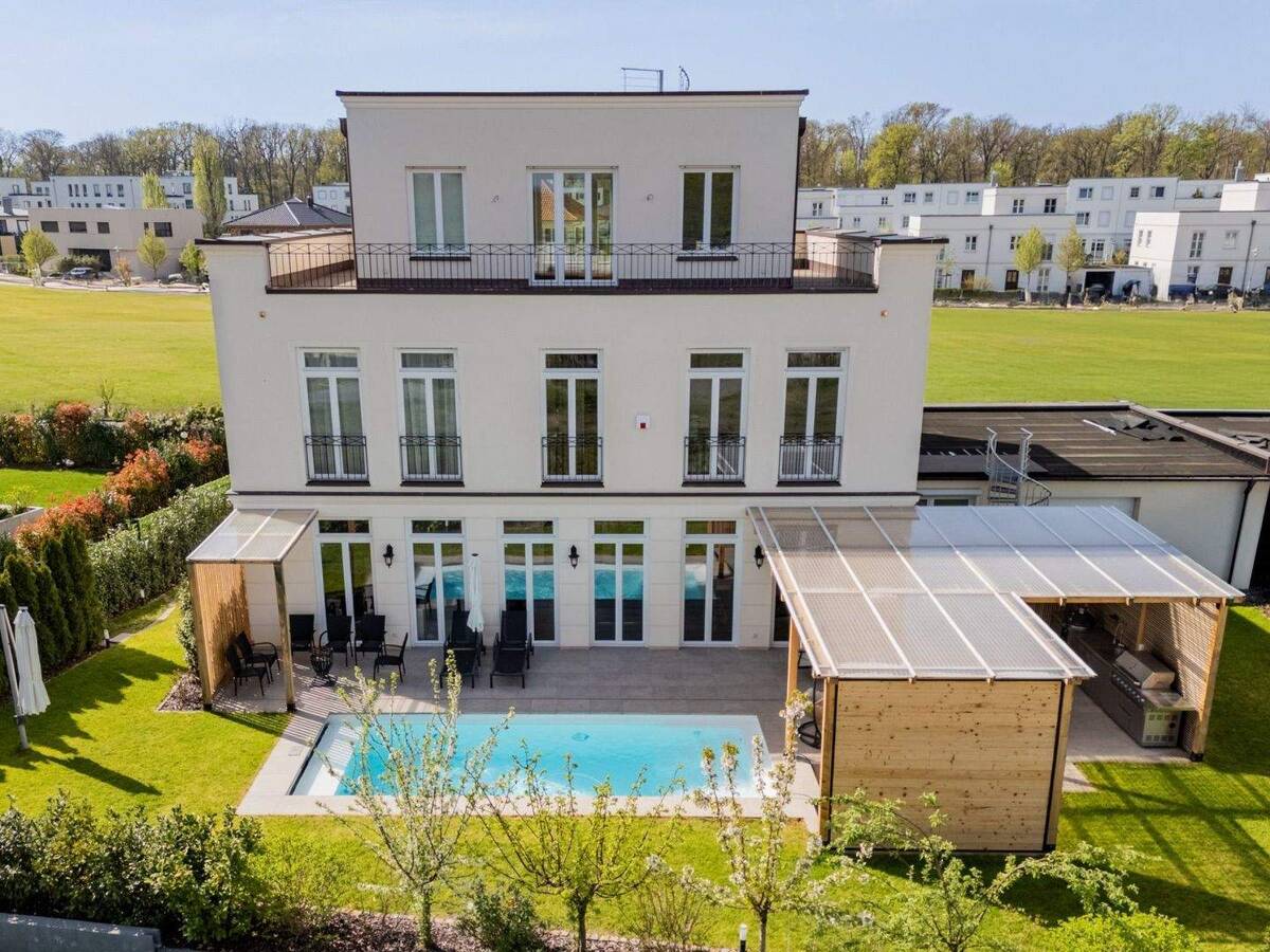 Luxuriöse Poolvilla mit Wellnessbereich am Jungfernsee – 14469 Potsdam – Bild 1 von 9